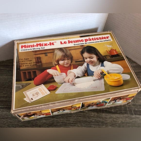 Vtg Tupperware Mini-Mix-It Children's Baking Set - Picture 2 of 16